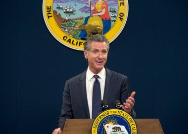Sacramento, CA - 6 Eylül 2024: Vali Gavin Newsom şu anda marketlerde satılan kenevir ürünleriyle ilgili yeni acil durum düzenlemesi hakkında basın toplantısında konuştu.