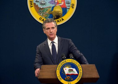Sacramento, CA - 6 Eylül 2024: Vali Gavin Newsom şu anda marketlerde satılan kenevir ürünleriyle ilgili yeni acil durum düzenlemesi hakkında basın toplantısında konuştu.