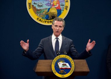 Sacramento, CA - 6 Eylül 2024: Vali Gavin Newsom şu anda marketlerde satılan kenevir ürünleriyle ilgili yeni acil durum düzenlemesi hakkında basın toplantısında konuştu.