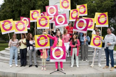 San Francisco, CA - 7 Eylül 2024: Heidi Sieck, Baker Caddesi 'ndeki Panhandle' da Prop O Üreme Özgürlüğü Yürüyüşü 'nde konuşuyor.