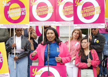 San Francisco, CA - 7 Eylül 2024: Belediye Başkanı London Breed, Baker Caddesi 'ndeki Panhandle' da Prop O Üreme Özgürlüğü Yürüyüşü 'nde konuşma yapacak..