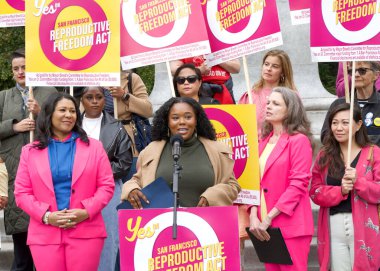 San Francisco, CA - 7 Eylül 2024: LaKia Williams Baker Caddesi 'ndeki Panhandle' da Prop O Üreme Özgürlüğü Yürüyüşü 'nde konuşuyor
