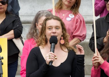San Francisco, CA - 7 Eylül 2024: Veronica Lempert, Prop O 'ya Evet Kampanyası yöneticisi, Baker Caddesi' ndeki Panhandle 'da Prop O Üreme Özgürlüğü Mitingi' nde konuşma yapacak.
