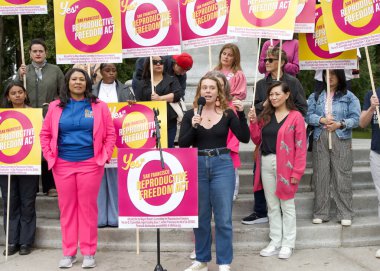 San Francisco, CA - 7 Eylül 2024: Veronica Lempert, Prop O 'ya Evet Kampanyası yöneticisi, Baker Caddesi' ndeki Panhandle 'da Prop O Üreme Özgürlüğü Mitingi' nde konuşma yapacak..