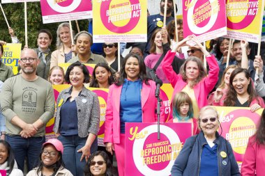 San Francisco, CA - 7 Eylül 2024: Belediye Başkanı London Breed 'in Prop O' daki grup fotoğrafı, Baker Caddesi 'ndeki Panhandle' daki Üreme Özgürlüğü Toplantısı.