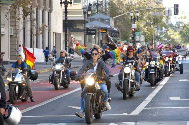 Oakland, CA - 8 Eylül 2024: Oakland şehir merkezindeki 14. Geleneksel Gay Onur Yürüyüşü 'ne katılanlar. Bu yılın teması, Gururdan Köken,