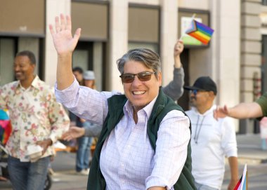 Oakland, CA - 8 Eylül 2024: Oakland şehir merkezindeki 14. Geleneksel Gay Onur Yürüyüşü 'ne katılanlar. Bu yılın teması, Gururdan Köken,