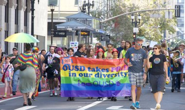 Oakland, CA - 8 Eylül 2024: Oakland şehir merkezindeki 14. Geleneksel Gay Onur Yürüyüşü 'ne katılanlar. Bu yılın teması, Gururdan Köken,