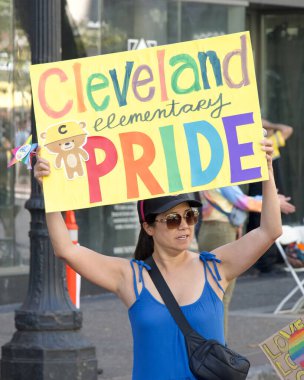 Oakland, CA - 8 Eylül 2024: Oakland şehir merkezindeki 14. Geleneksel Gay Onur Yürüyüşü 'ne katılanlar. Bu yılın teması, Gururdan Köken,