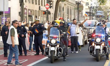Oakland, CA - 8 Eylül 2024: Oakland şehir merkezindeki 14. Geleneksel Gay Onur Yürüyüşü 'ne katılanlar. Bu yılın teması, Gururdan Köken,