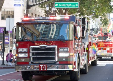 Oakland, CA - 8 Eylül 2024: Oakland şehir merkezindeki 14. Geleneksel Gay Onur Yürüyüşü 'ne katılanlar. Bu yılın teması, Gururdan Köken,