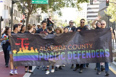 Oakland, CA - 8 Eylül 2024: Oakland şehir merkezindeki 14. Geleneksel Gay Onur Yürüyüşü 'ne katılanlar. Bu yılın teması, Gururdan Köken,