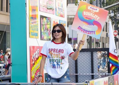 Oakland, CA - 8 Eylül 2024: Oakland şehir merkezindeki 14. Geleneksel Gay Onur Yürüyüşü 'ne katılanlar. Bu yılın teması, Gururdan Köken,