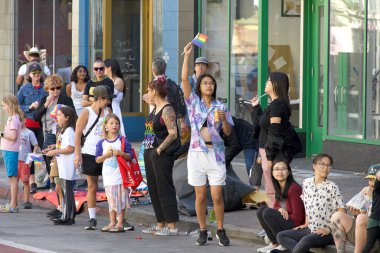 Oakland, CA - 8 Eylül 2024: Oakland şehir merkezindeki 14. Geleneksel Gay Onur Yürüyüşü 'ne katılanlar. Bu yılın teması, Gururdan Köken,