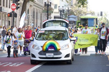 Oakland, CA - 8 Eylül 2024: Oakland şehir merkezindeki 14. Geleneksel Gay Onur Yürüyüşü 'ne katılanlar. Bu yılın teması, Gururdan Köken,