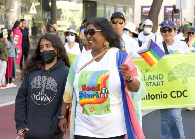 Oakland, CA - 8 Eylül 2024: Oakland şehir merkezindeki 14. Geleneksel Gay Onur Yürüyüşü 'ne katılanlar. Bu yılın teması, Gururdan Köken,