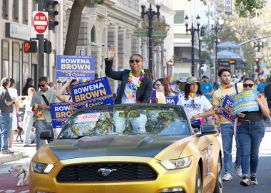 Oakland, CA - 8 Eylül 2024: Oakland şehir merkezindeki 14. Geleneksel Gay Onur Yürüyüşü 'ne katılanlar. Bu yılın teması, Gururdan Köken,