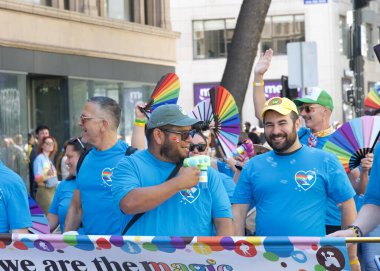 Oakland, CA - 8 Eylül 2024: Oakland şehir merkezindeki 14. Geleneksel Gay Onur Yürüyüşü 'ne katılanlar. Bu yılın teması, Gururdan Köken,