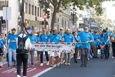 Oakland, CA - 8 Eylül 2024: Oakland şehir merkezindeki 14. Geleneksel Gay Onur Yürüyüşü 'ne katılanlar. Bu yılın teması, Gururdan Köken,