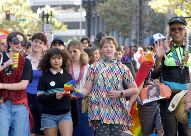 Oakland, CA - 8 Eylül 2024: Oakland şehir merkezindeki 14. Geleneksel Gay Onur Yürüyüşü 'ne katılanlar. Bu yılın teması, Gururdan Köken,