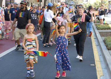 Oakland, CA - 8 Eylül 2024: Oakland şehir merkezindeki 14. Geleneksel Gay Onur Yürüyüşü 'ne katılanlar. Bu yılın teması, Gururdan Köken,