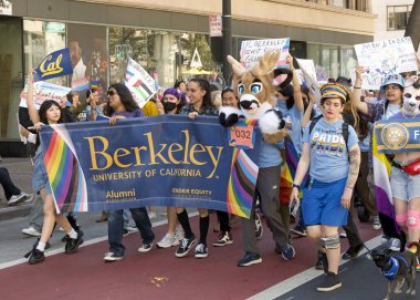 Oakland, CA - 8 Eylül 2024: Oakland şehir merkezindeki 14. Geleneksel Gay Onur Yürüyüşü 'ne katılanlar. Bu yılın teması, Gururdan Köken,