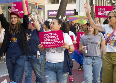 Oakland, CA - 8 Eylül 2024: Oakland şehir merkezindeki 14. Geleneksel Gay Onur Yürüyüşü 'ne katılanlar. Bu yılın teması, Gururdan Köken,