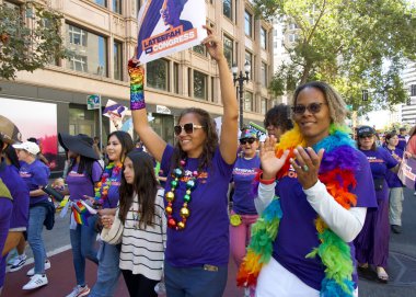 Oakland, CA - 8 Eylül 2024: Oakland şehir merkezindeki 14. Geleneksel Gay Onur Yürüyüşü 'ne katılanlar. Bu yılın teması, Gururdan Köken,