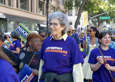 Oakland, CA - 8 Eylül 2024: Oakland şehir merkezindeki 14. Geleneksel Gay Onur Yürüyüşü 'ne katılanlar. Bu yılın teması, Gururdan Köken,