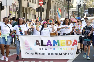 Oakland, CA - 8 Eylül 2024: Oakland şehir merkezindeki 14. Geleneksel Gay Onur Yürüyüşü 'ne katılanlar. Bu yılın teması, Gururdan Köken,