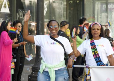 Oakland, CA - 8 Eylül 2024: Oakland şehir merkezindeki 14. Geleneksel Gay Onur Yürüyüşü 'ne katılanlar. Bu yılın teması, Gururdan Köken,
