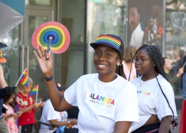 Oakland, CA - 8 Eylül 2024: Oakland şehir merkezindeki 14. Geleneksel Gay Onur Yürüyüşü 'ne katılanlar. Bu yılın teması, Gururdan Köken,