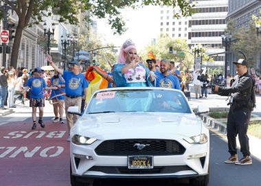 Oakland, CA - 8 Eylül 2024: Oakland şehir merkezindeki 14. Geleneksel Gay Onur Yürüyüşü 'ne katılanlar. Bu yılın teması, Gururdan Köken,