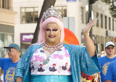 Oakland, CA - 8 Eylül 2024: Oakland şehir merkezindeki 14. Geleneksel Gay Onur Yürüyüşü 'ne katılanlar. Bu yılın teması, Gururdan Köken,