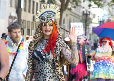 Oakland, CA - 8 Eylül 2024: Oakland şehir merkezindeki 14. Geleneksel Gay Onur Yürüyüşü 'ne katılanlar. Bu yılın teması, Gururdan Köken,