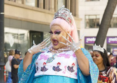 Oakland, CA - 8 Eylül 2024: Oakland şehir merkezindeki 14. Geleneksel Gay Onur Yürüyüşü 'ne katılanlar. Bu yılın teması, Gururdan Köken,