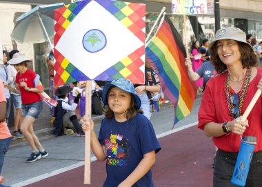 Oakland, CA - 8 Eylül 2024: Oakland şehir merkezindeki 14. Geleneksel Gay Onur Yürüyüşü 'ne katılanlar. Bu yılın teması, Gururdan Köken,