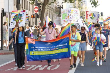 Oakland, CA - 8 Eylül 2024: Oakland şehir merkezindeki 14. Geleneksel Gay Onur Yürüyüşü 'ne katılanlar. Bu yılın teması, Gururdan Köken,