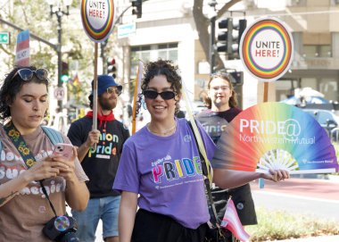 Oakland, CA - 8 Eylül 2024: Oakland şehir merkezindeki 14. Geleneksel Gay Onur Yürüyüşü 'ne katılanlar. Bu yılın teması, Gururdan Köken,
