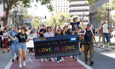 Oakland, CA - 8 Eylül 2024: Oakland şehir merkezindeki 14. Geleneksel Gay Onur Yürüyüşü 'ne katılanlar. Bu yılın teması, Gururdan Köken,