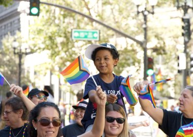 Oakland, CA - 8 Eylül 2024: Oakland şehir merkezindeki 14. Geleneksel Gay Onur Yürüyüşü 'ne katılanlar. Bu yılın teması, Gururdan Köken,