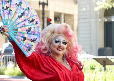 Oakland, CA - 8 Eylül 2024: Oakland şehir merkezindeki 14. Geleneksel Gay Onur Yürüyüşü 'ne katılanlar. Bu yılın teması, Gururdan Köken,