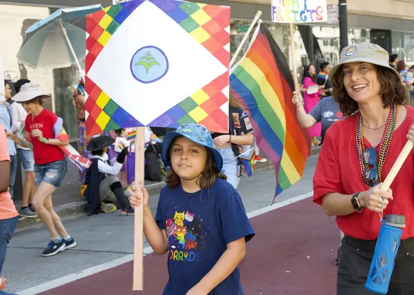 Oakland, CA - 8 Eylül 2024: Oakland şehir merkezindeki 14. Geleneksel Gay Onur Yürüyüşü 'ne katılanlar. Bu yılın teması, Gururdan Köken,