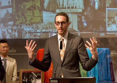 San Francisco, CA - 13 Eylül 2024: Eyalet Senatörü Scott Wiener, Castro 'daki GLBT Tarihi Toplum Binası' nda Gilbert Baker Gökkuşağı Simgesi İmza Töreni 'nde konuşma yapacak..