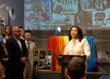 San Francisco, CA - 13 Eylül 2024: Belediye Başkanı London Breed, Castro 'daki GLBT Tarihi Toplum Binası' nda Gilbert Baker Gökkuşağı İmza Töreni 'nde konuşma yapacak..