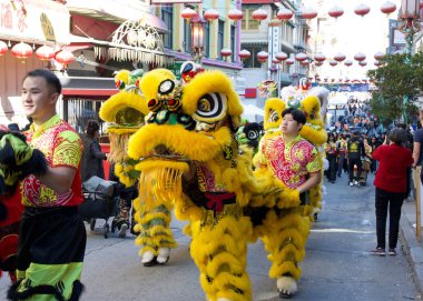 San Francisco, CA - 14 Eylül 2024: 34. Sonbahar Ay Festivali katılımcıları. Arkadaşların ve akrabaların bir araya gelip ay çöreği yemesi için bir fırsat, uyum ve birliğin sembolü..