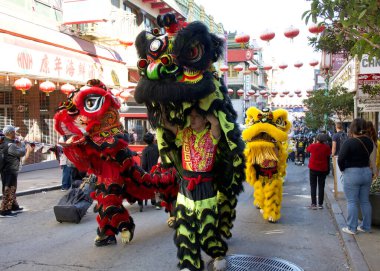 San Francisco, CA - 14 Eylül 2024: 34. Sonbahar Ay Festivali katılımcıları. Arkadaşların ve akrabaların bir araya gelip ay çöreği yemesi için bir fırsat, uyum ve birliğin sembolü..