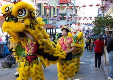 San Francisco, CA - 14 Eylül 2024: 34. Sonbahar Ay Festivali katılımcıları. Arkadaşların ve akrabaların bir araya gelip ay çöreği yemesi için bir fırsat, uyum ve birliğin sembolü..