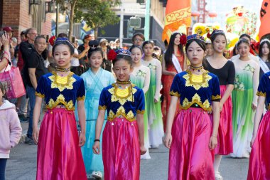 San Francisco, CA - 14 Eylül 2024: 34. Sonbahar Ay Festivali katılımcıları. Arkadaşların ve akrabaların bir araya gelip ay çöreği yemesi için bir fırsat, uyum ve birliğin sembolü..