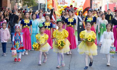 San Francisco, CA - 14 Eylül 2024: 34. Sonbahar Ay Festivali katılımcıları. Arkadaşların ve akrabaların bir araya gelip ay çöreği yemesi için bir fırsat, uyum ve birliğin sembolü..